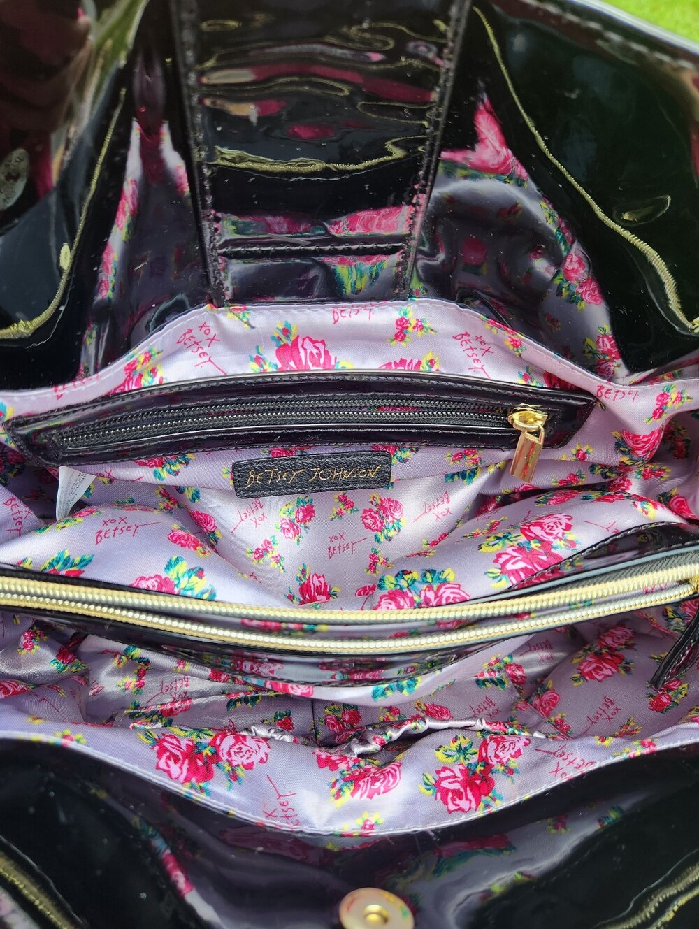 Betsey Johnson shoulder bag Shiny Black Gold Hearts Bow black/white stripe EUC - Picture 4 of 12